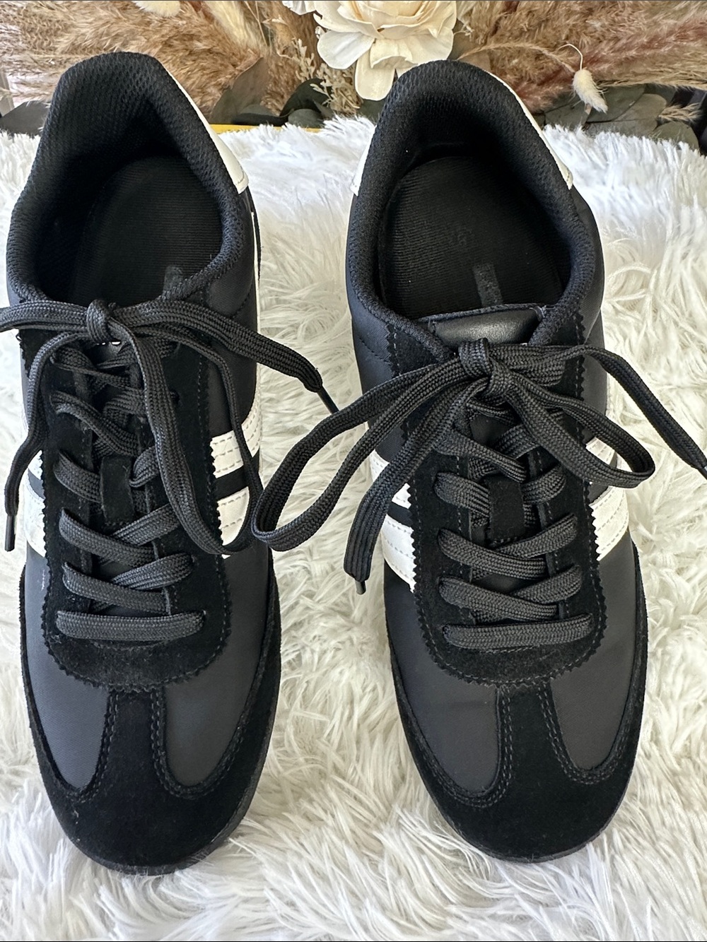 Women’s Retro slim casual sneakers with White Accent Stripe